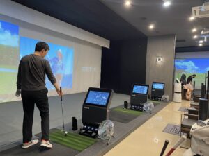 GDRプラスがずらりと並ぶシミュレーションゴルフ施設